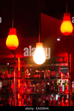 Lampade in un bar di notte. Luci rosse Foto Stock