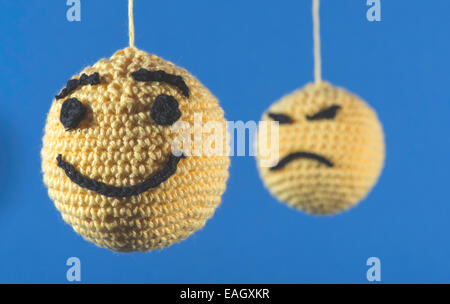 Maglia emoticon giallo su sfondo blu Foto Stock