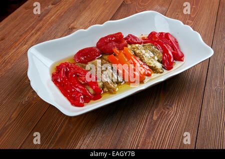 Escalivada - tradizionale piatto catalano di smoky verdure grigliate di melanzane arrosto e peperoni con olio di oliva Foto Stock