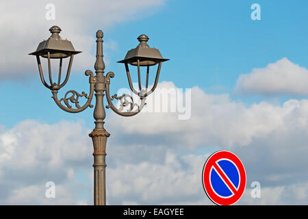 Via la luce e il cartello stradale in un giorno nuvoloso Foto Stock