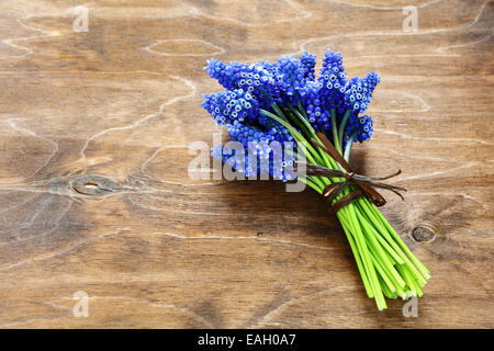 Bouquet di giacinti su una superficie di legno, fiori Foto Stock