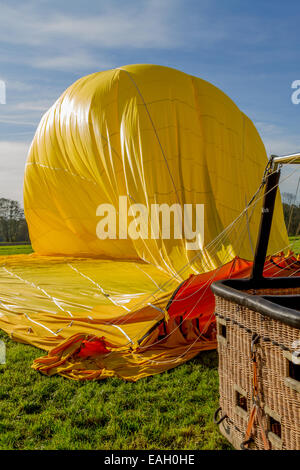 Un giallo in mongolfiera ad aria calda viene preparato per il trasporto dopo lo sbarco. Foto Stock