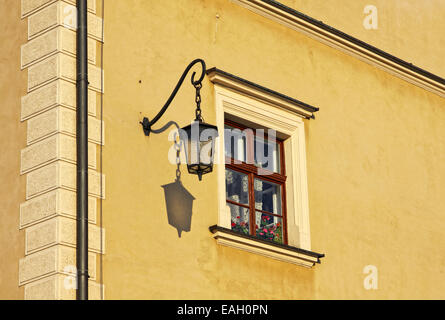 Close-up edificio giallo con finestra e lampione in Cracovia in Polonia Foto Stock