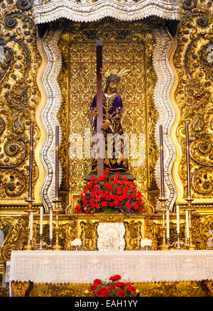 Nuestro Padre Gesù Nazareno figura su un altare nella chiesa di San Antonio Abad, Siviglia, Spagna Foto Stock