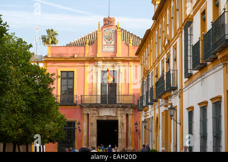 Bandiera spagnola a volare su edifici storici nel palazzo di Alcazar area, Siviglia, Spagna Foto Stock