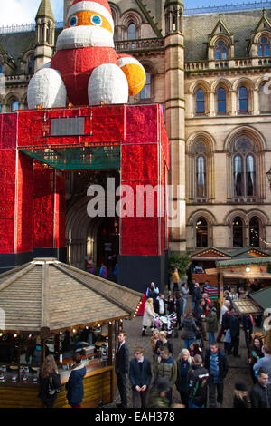 Manchester REGNO UNITO, 20 Novembre, 2014. Estensioni a Natale i campi di filatura mercatini di natale di festa bancarelle stagionali sono ora state installate in 1° Avenue, campi di filatura & Bridge Street come il più grande mai Dickensian Festival, sempre per il commercio nella città, si prepara per un weekend intenso. Questo mercato ha messo il centro città di Manchester saldamente sulla scena di Natale - il Mercatino di Natale è diventato non solo un posto favoloso per fare shopping ma anche una popolare destinazione turistica nel proprio diritto. Foto Stock