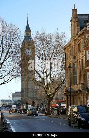 Guardando verso Elizabeth Tower, dove il Big ben si trova in Parliament Square da Great George Street nella città di Londra Inghilterra GB UK 2014 Foto Stock