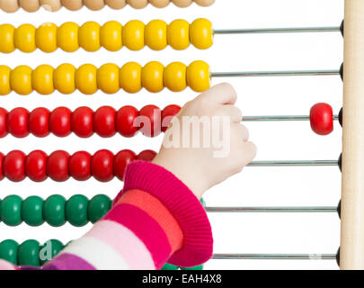 Kid la mano con colorati abacus isolato Foto Stock