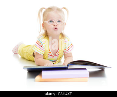 Funny kid in lettura eyeglases prenota isolato Foto Stock