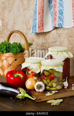 Verdure sottaceto sul tavolo da cucina Foto Stock