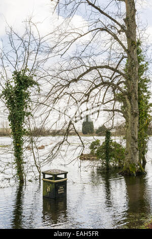 Inverno tempeste e inondazioni influiscono Arundel in West Sussex. Foto Stock