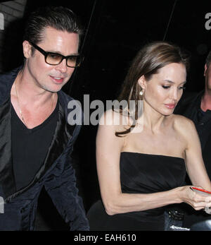 Brad Pitt e Angelina Jolie firmare autografi per i tifosi in attesa come escono attraverso la porta posteriore del Teatro Ziegfeld dopo aver frequentato la "normale" del cuore di New York lo screening con: Brad Pitt,Angelina Jolie dove: New York, Stati Uniti quando: 12 maggio 20 Foto Stock