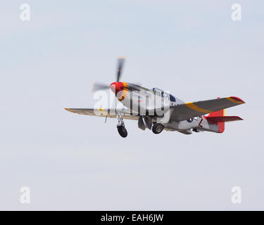 Luce di coda rossa P Mustang take-off a 2014 Los Angeles Air show Foto Stock