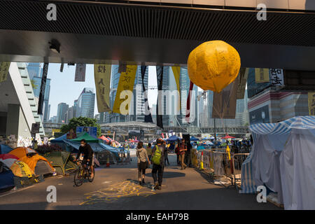 Hong Kong. 15 Novembre, 2014. Le proteste: studenti, pro militanti per la democrazia e gli altri sostenitori di occupare centrale, ora chiamato il movimento ombrello o l'ombrello rivoluzione, rimangono nella Admiralty ora chiamato piazza ombrello Ombrello o Plaza. Foto Stock