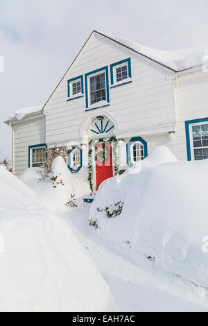 Il vecchio stile North American Family home dopo la tempesta di neve Foto Stock