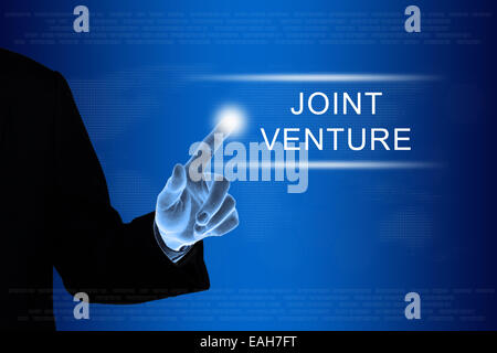 Business mano spingendo joint venture pulsante su una interfaccia touch-screen Foto Stock