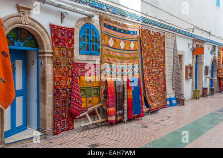 Colorati tappeti orientali per la vendita nella medina di Essaouira, Marocco, Africa Foto Stock