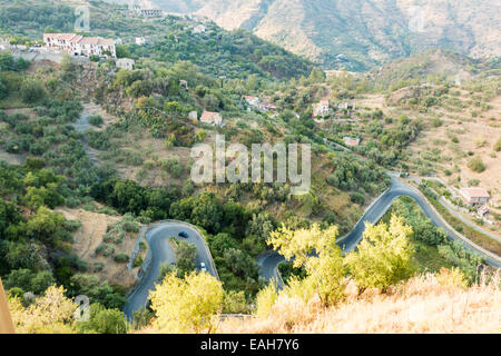 Mountain strada tortuosa nella Sicilia orientale una Foto Stock