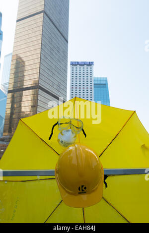 Hong Kong. 15 Novembre, 2014. Le proteste: studenti, pro militanti per la democrazia e gli altri sostenitori di occupare centrale, ora chiamato il movimento ombrello o l'ombrello rivoluzione, rimangono nella Admiralty ora chiamato piazza ombrello Ombrello o Plaza.. Gli ombrelloni sono diventati il simbolo della rivoluzione. Foto Stock