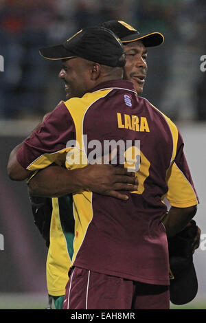 Cricket - West Indian il cricketers Brian Lara & Gordon Greenidge abbracciare dopo la partita tra un mondo XI & un Asia XI a Doha Foto Stock