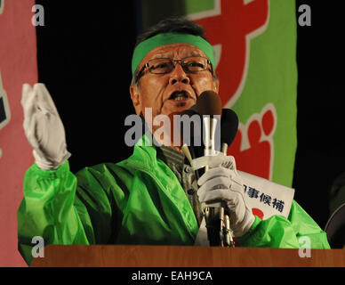 Naha, Giappone. Xv Nov, 2014. Takeshi Onaga, ex citta' di Naha sindaco e un candidato per il governatore della prefettura di Okinawa, parla durante la campagna per le prossime elezioni del 9 novembre 16 a Naha, la capitale di Okinawa, in Giappone, nov. 15, 2014. Credito: Stringer/Xinhua/Alamy Live News Foto Stock