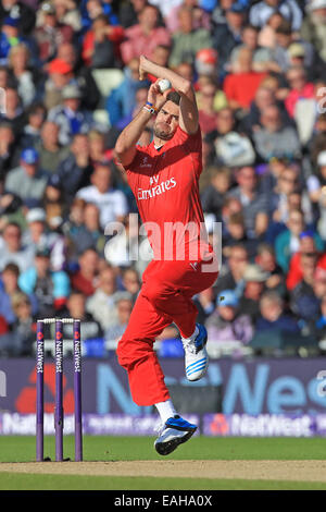 Cricket - James Anderson di Lancashire Lightning bocce durante la NatWest T20 Blast seconda semi finale corrispondono a Edgbaston nel 2014 Foto Stock