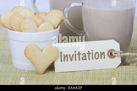 Invito con i cookie e vetro di caffè Foto Stock