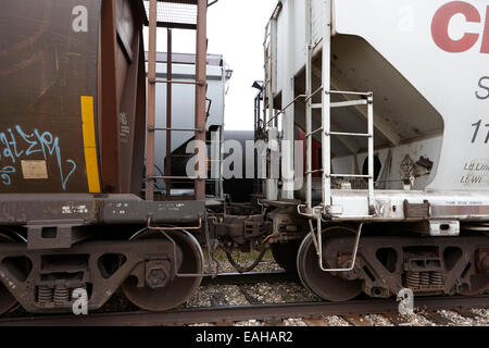 Trasporto merci carrelli granella accoppiamento su Canadian Pacific railway Saskatchewan Canada Foto Stock