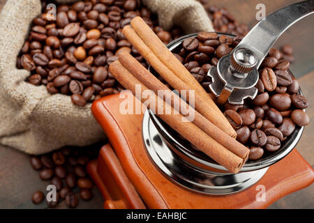 Macinino da caffè e sacco con i chicchi di caffè Foto Stock