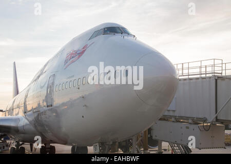 Virgin Atlantic essendo 747 alla porta di aeroporto in attesa di partenza. Foto Stock