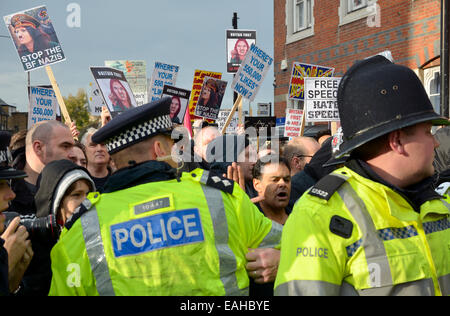 Rochester, Regno Unito. 15 Novembre, 2014. Circa 25-30 Bretagna primi sostenitori tra i quali Paolo Golding e il loro candidato parlamentare Jayda Fransen marzo giù Rochester High Street incontro molti più contro i manifestanti. Standoff tra BF e il contatore protesta da parte di stazione Foto Stock