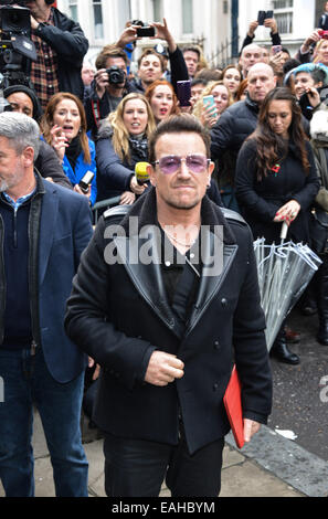 Londra, Regno Unito. 15 Novembre, 2014. Bono frequentando il 15 Aiuto di banda 30 - Registrazione per Natale carità unico sanno è Natale? Che segna 30 anni poiché la banda originale aiuti a raccogliere fondi per la lotta contro la crisi di Ebola a Sarm Studio a Londra. Credito: Vedere Li/Alamy Live News Foto Stock