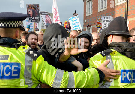 Rochester, Regno Unito. 15 Novembre, 2014. Circa 25-30 Bretagna primi sostenitori tra i quali Paolo Golding e il loro candidato parlamentare Jayda Fransen marzo giù Rochester High Street incontro molti più contro i manifestanti. Standoff tra BF e il contatore protesta da parte di stazione Foto Stock