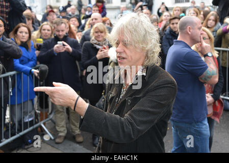 Londra, Regno Unito. 15 Novembre, 2014. Sir Bob Geldof frequentando il 15 Aiuto di banda 30 - Registrazione per Natale carità unico sanno è Natale? Che segna 30 anni poiché la banda originale aiuti a raccogliere fondi per la lotta contro la crisi di Ebola a Sarm Studio a Londra. Credito: Vedere Li/Alamy Live News Foto Stock
