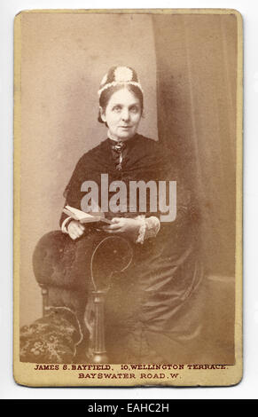 Victorian carte-de-visite, ritratto di una donna. Preso in studio di James Bayfield, Londra, circa 1873 Foto Stock