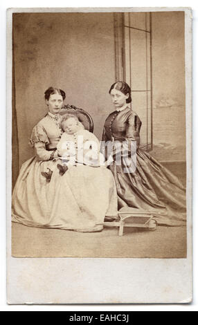 Victorian carte-de-visite, ritratto di due giovani donne con un bambino da un fotografo sconosciuto circa nel 1870 Foto Stock