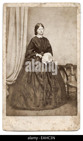 Victorian carte-de-visite, ritratto di una giovane donna da Humphrey's studio Cheltenham, Regno Unito circa 1865 Foto Stock