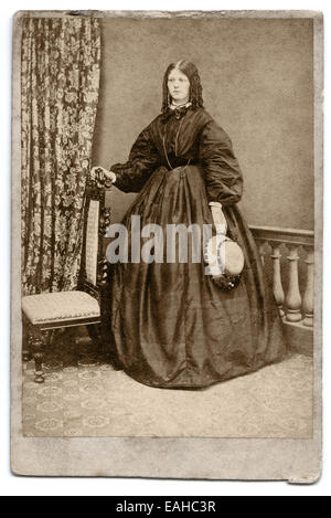 Victorian carte-de-visite, ritratto di una giovane donna dalla Hawkins's studio Cheltenham, Regno Unito circa 1865 Foto Stock