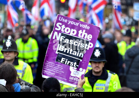 Rochester, Regno Unito. 15 Novembre, 2014. Circa 25-30 Bretagna primi sostenitori tra i quali Paolo Golding e il loro candidato parlamentare Jayda Fransen marzo giù Rochester High Street incontro molti più contro i manifestanti. Foto Stock