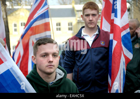 Rochester, Regno Unito. 15 Novembre, 2014. Circa 25-30 Bretagna primi sostenitori tra i quali Paolo Golding e il loro candidato parlamentare Jayda Fransen marzo giù Rochester High Street incontro molti più contro i manifestanti. Foto Stock