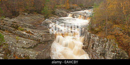 Fiume Blackwater in ondata Foto Stock