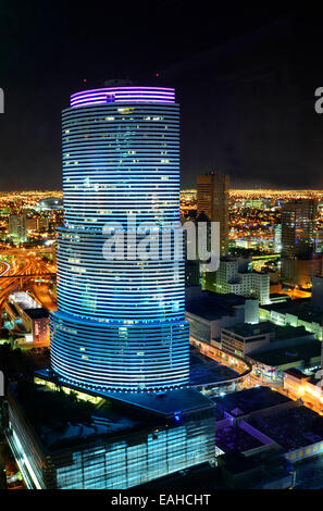 Vista della skyline di Miami durante la notte con le luci della città e sentieri di luce. Foto Stock