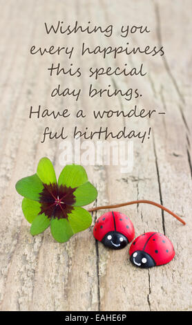 Inglese biglietto di auguri di compleanno con Leafed trifoglio e ladybugs Foto Stock