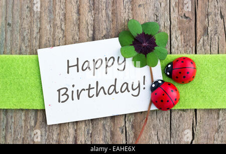 Inglese biglietto di auguri di compleanno con Leafed trifoglio e ladybugs Foto Stock