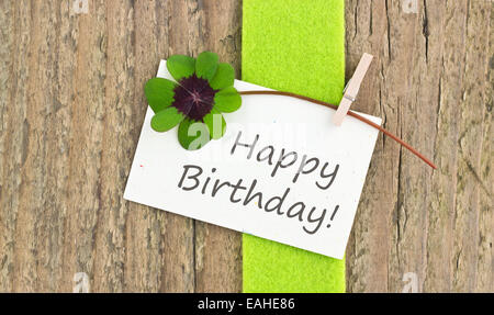 Inglese biglietto di auguri di compleanno con Leafed clover Foto Stock