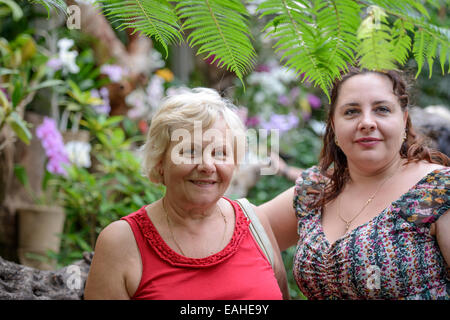 Vita ritratto di età compresa tra la donna e la sua figlia su sfondo tropicale. Foto Stock