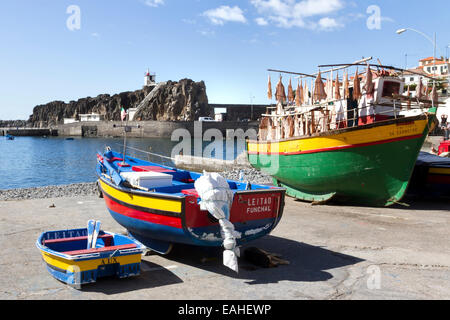 Spiaggiata barche di rimanere inattivo nel porto del grazioso villaggio di pescatori di Camara de Lobos vicino a Funchal sull'isola di Madera Foto Stock