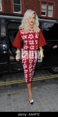 Rita ora arrivando al firehouse club, indossando un rosso floreale abito di stampa dotata di: Rita Ora dove: Londra, Regno Unito quando: 13 Maggio 2014 Foto Stock