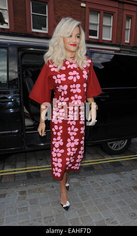 Rita ora arrivando al firehouse club, indossando un rosso floreale abito di stampa dotata di: Rita Ora dove: Londra, Regno Unito quando: 13 Maggio 2014 Foto Stock