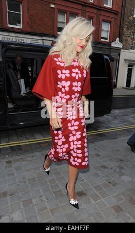 Rita ora arrivando al firehouse club, indossando un rosso floreale abito di stampa dotata di: Rita Ora dove: Londra, Regno Unito quando: 13 Maggio 2014 Foto Stock